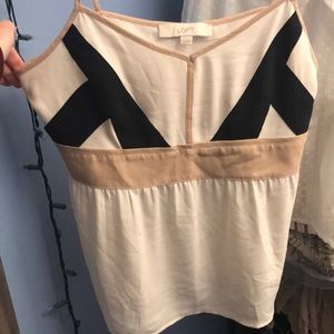 Cutest flowy tank. Flows out under chest.
